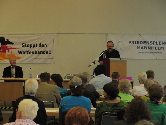 Mathias Kohler begrüßt die Besucher der Antikriegstagsveranstaltung 2014 in Mannheim