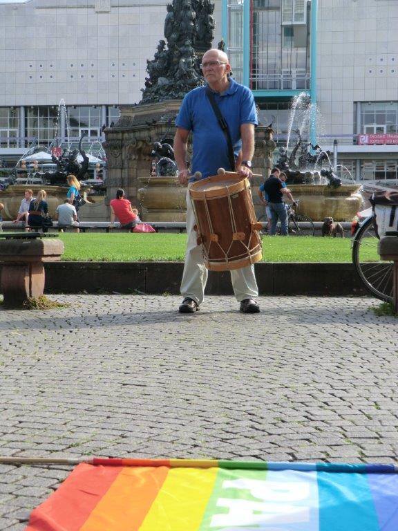 Trommler bei der Mahnwache zur Abschaffung von Atomwaffen