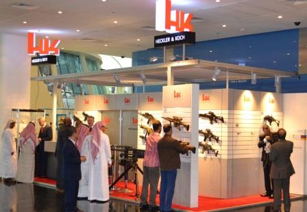 Messestand von Heckler & Koch bei der Rüstungsmesse IDEX 2013 in Abu Dhabi