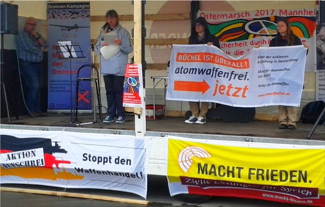 Regina Hagen beim Ostermarsch Mannheim 2017; Foto B. Tomm-Bub