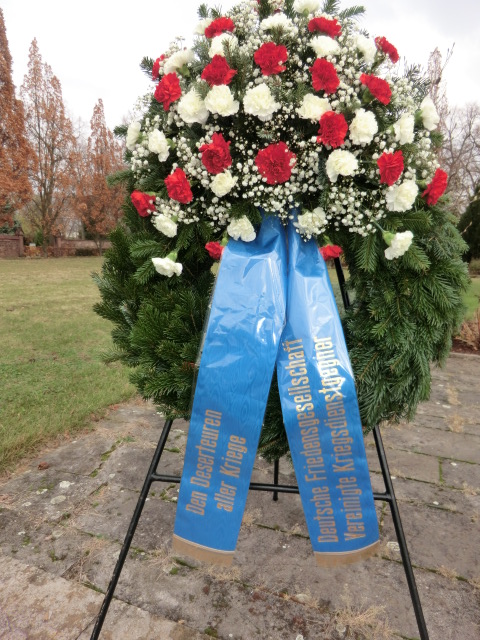 Den Deserteuren aller Kriege Kranz der Deutschen Friedensgesellschaft-Vereinigte KriegsdienstgegnerInnen