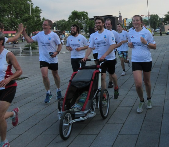 Staffellaufläufer mit Kinderwagen