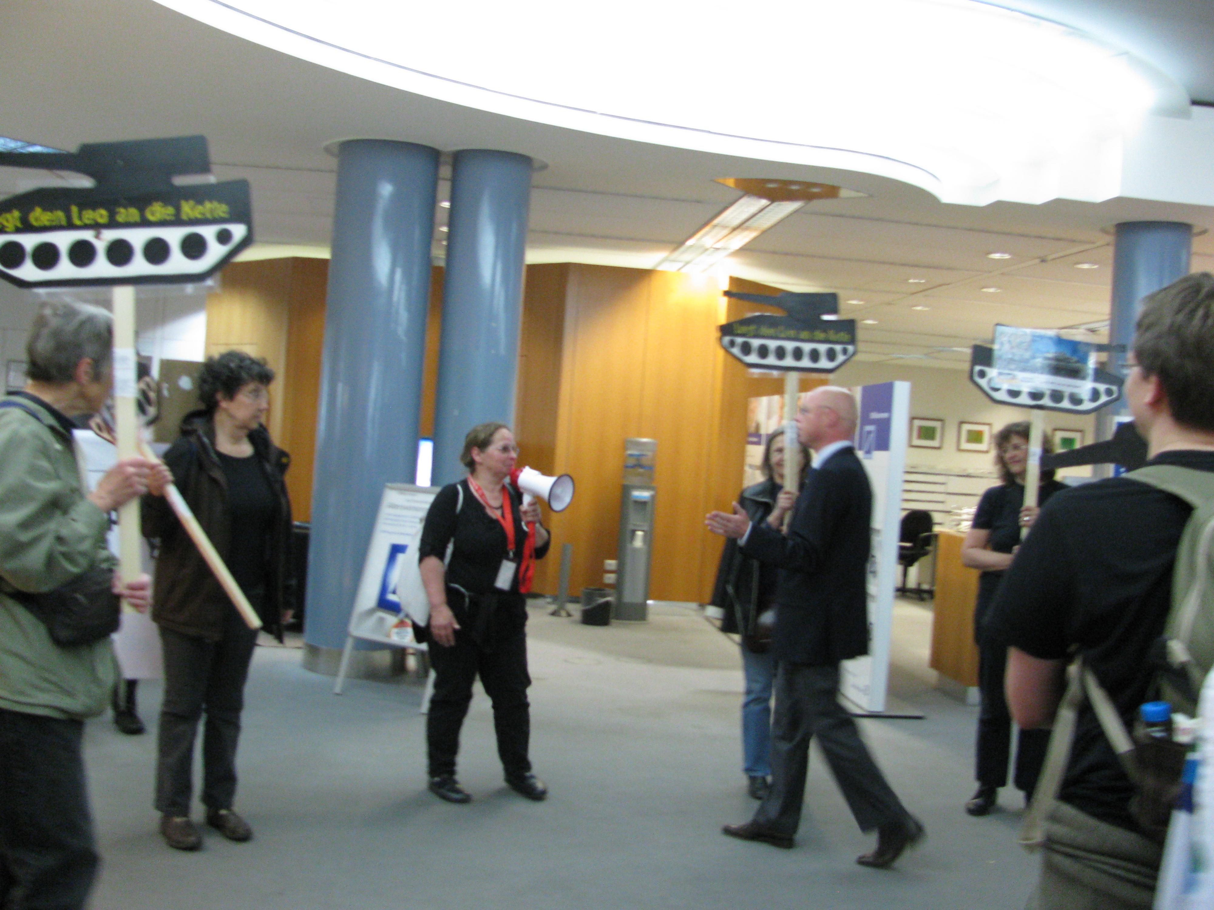 Rüstungsexportgegner fordern bei einem Spontanbesuch einer Filiale der Deutschen Bank in Mannheim dass die Bank aus der Finanzierung von Rüstung aussteigt.