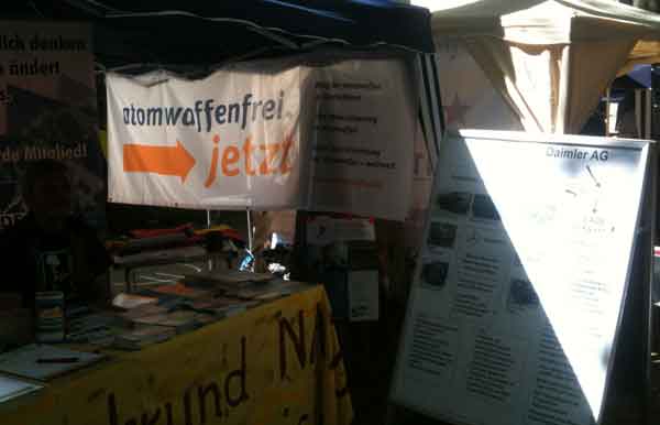 Das Friedensplenums Mannheim wirb beim Fest gegen Fremdenfeindlichkeit am 18. Mai 2013 für die Kampagne atomwaffenfrei.jetzt