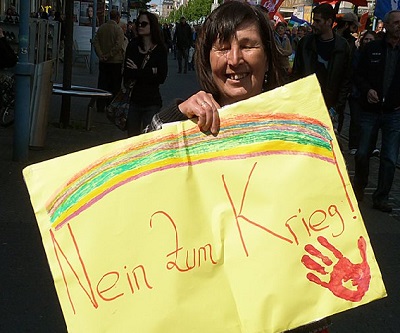 Eine Frau hält ein Schild 