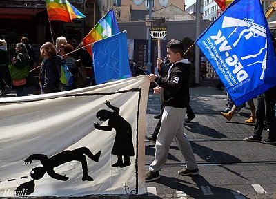 Junge mit DFG-VK-Fahne beim Ostermarsch 2014 in MA; Foto: Thair Al-Hayali