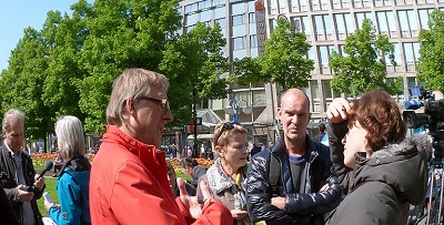 Der SWR interviewt Thomas Trüper beim Ostermarsch 2014 in MA; Foto: Thair Al-Hayali
