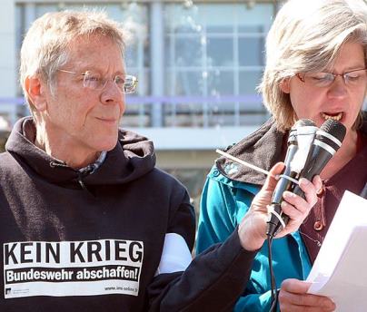 Pfarrerin Anne Ressel redet beim Ostermarsch 2014 in MA; Foto: Thair Al-Hayali