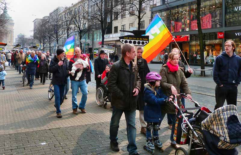Ostermarsch Mannheim 2013: Junge und Alte protestieren gemeinsam gegen Waffenhandel