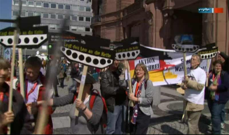 Waffenhandelstopp! fordern Friedensaktive von Kanzlerin Merkel bei ihrem Besuch des Katholikentags in Mannheim am 18.5.12