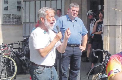 Uli Thiel von der Deutschen Friedensgesellschaft und Grünen-Stadtrat Raymond Fojkar